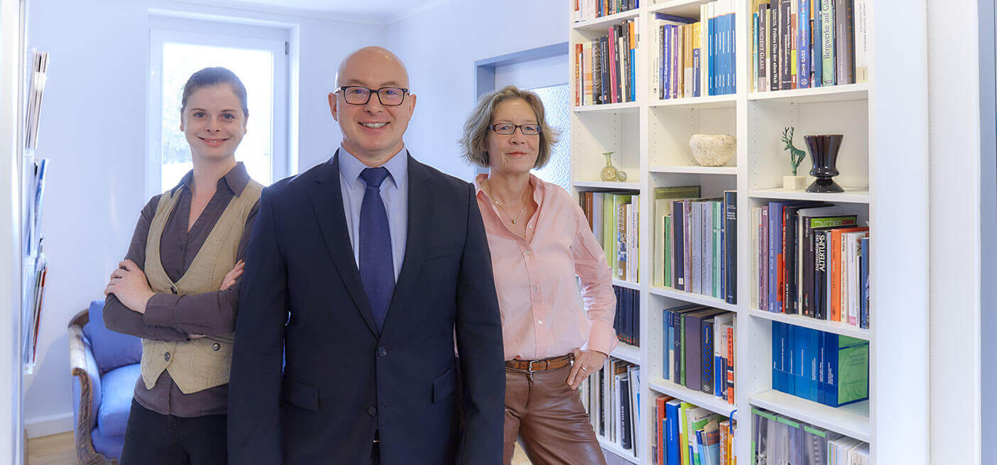 Das Team der Paz Laboratorien. Frau Doris Mucha, Herr Dr. Boaz Paz und Frau Ursula Paz